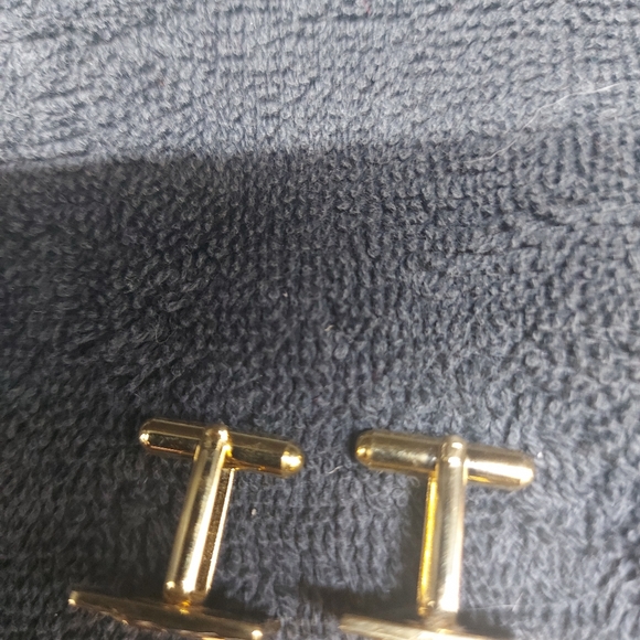 A Set of Gold Colored UN-Monogramed Stylish Cuff Links - Picture 8 of 8